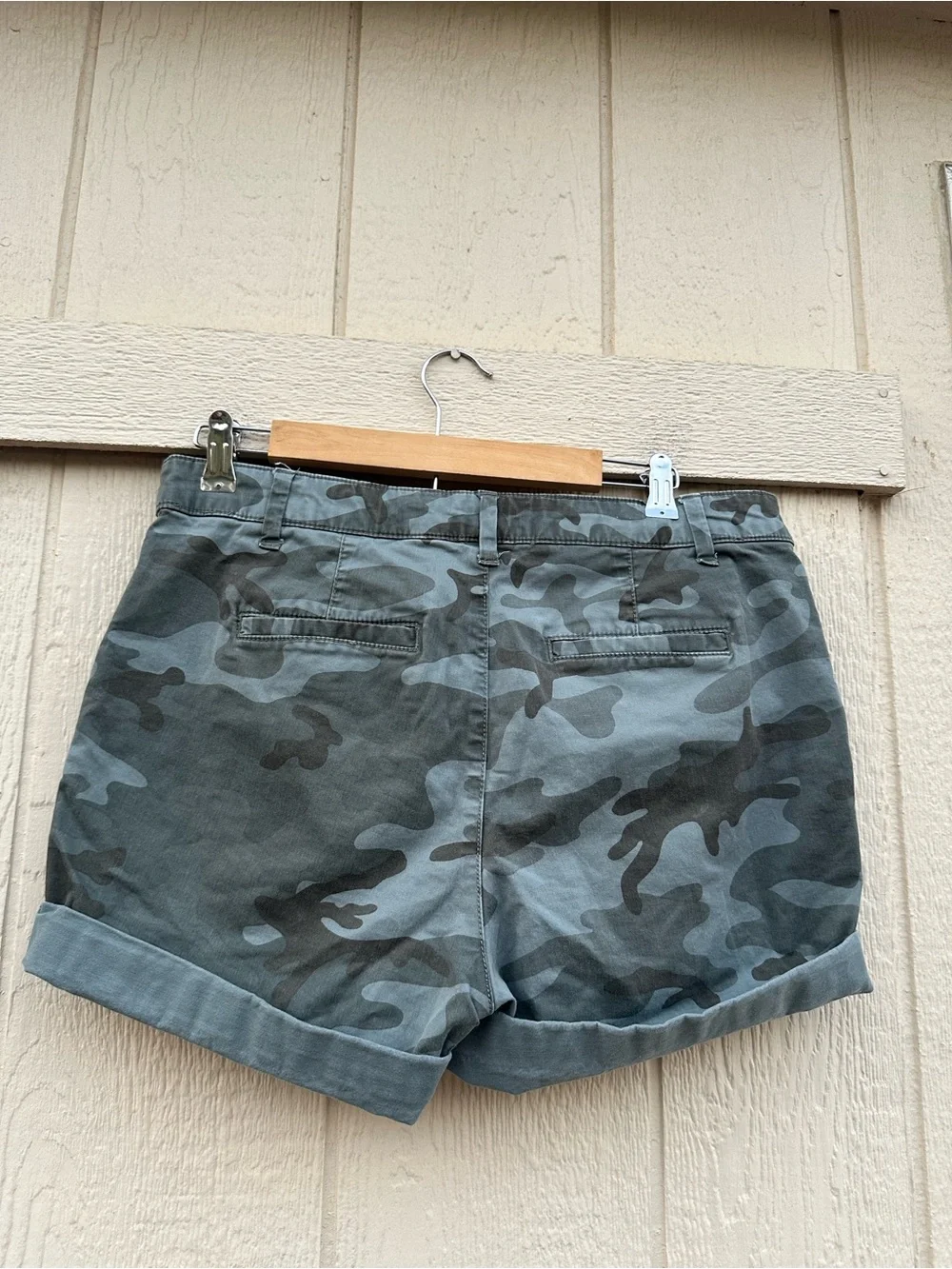 GAP Women's Green Camo Roll‑Cuff Utility Shorts